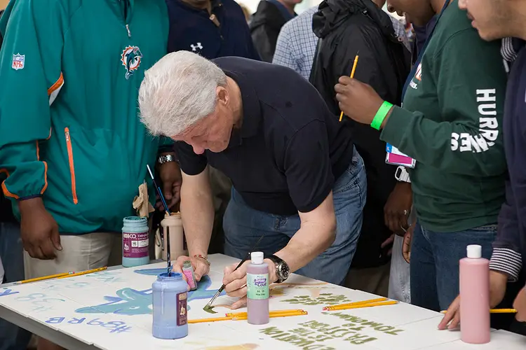 Bill Clinton Bill Clinton creates Carrfour mural